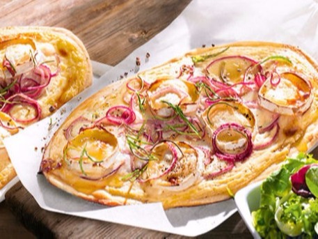 klassischer Flammkuchen mit Zwiebeln & Speck
